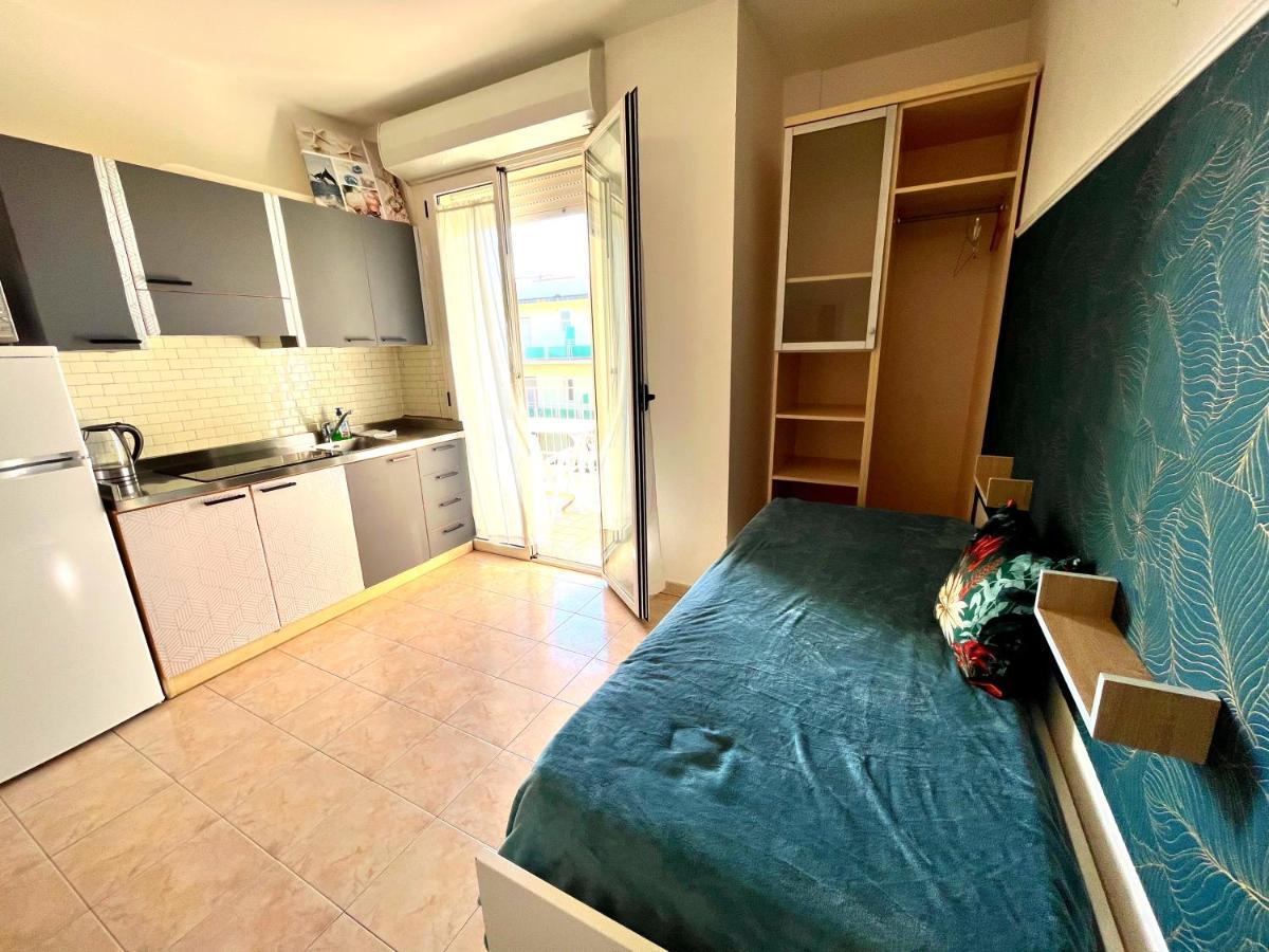 Residence Frontemare Римини Екстериор снимка