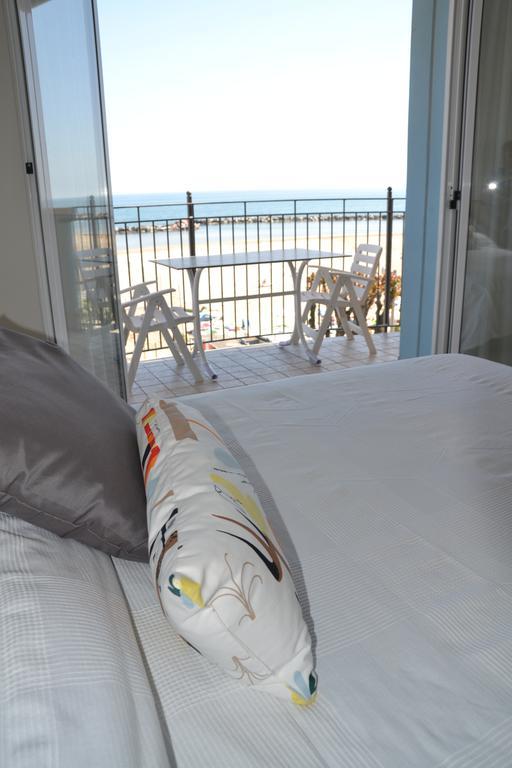 Residence Frontemare Римини Екстериор снимка