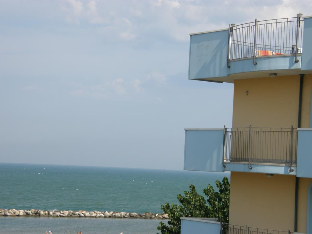 Residence Frontemare Римини Екстериор снимка